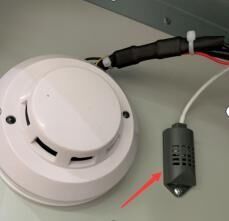 Wykonana na zamówienie stal ocynkowana o grubości 1,5 mm Obudowa zewnętrzna 14U z klimatyzatorem o mocy 1500 W do przechowywania baterii stacji telekomunikacyjnej