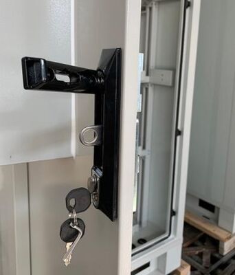 Wykonana na zamówienie stal ocynkowana o grubości 1,5 mm Obudowa zewnętrzna 14U z klimatyzatorem o mocy 1500 W do przechowywania baterii stacji telekomunikacyjnej