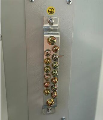 Wykonana na zamówienie stal ocynkowana o grubości 1,5 mm Obudowa zewnętrzna 14U z klimatyzatorem o mocy 1500 W do przechowywania baterii stacji telekomunikacyjnej